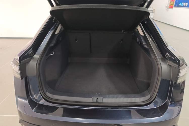 Used Volkswagen ID.7 VIZZION 2024 AIR model Trunk
