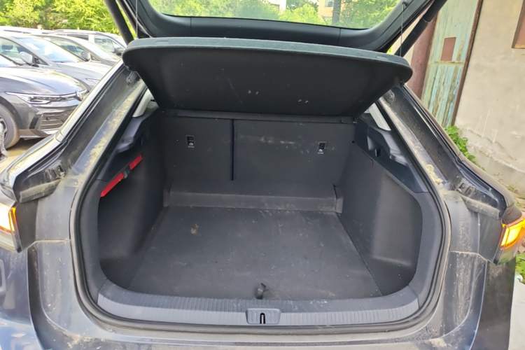 Used Volkswagen ID.7 VIZZION 2024 AIR model Trunk