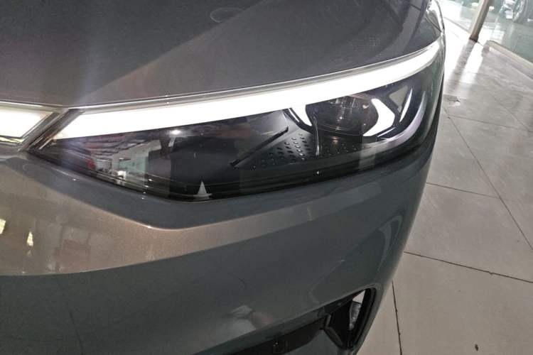 Used Volkswagen ID.7 VIZZION 2024 AIR model Left Front Headlight