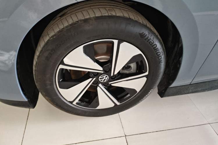 Used Volkswagen ID.7 VIZZION 2024 AIR model Left Front Wheel Hub