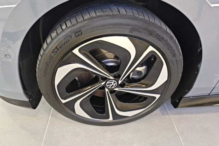 Used Volkswagen ID.7 VIZZION 2024 PRIME Left Front Wheel Hub