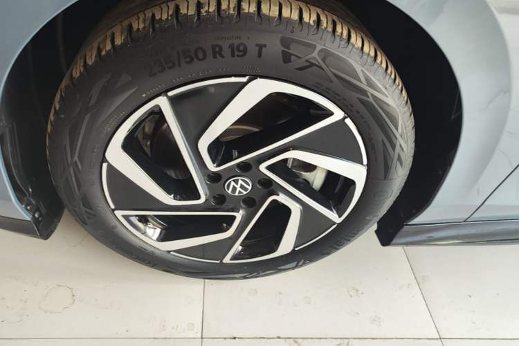 Used Volkswagen ID.7 VIZZION 2024 PRO Model Left Front Wheel Hub