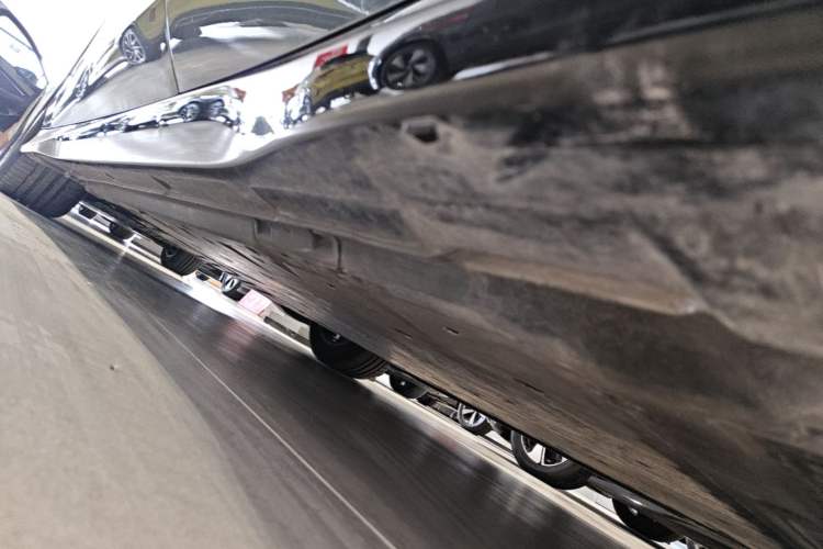 Used Volkswagen ID.7 VIZZION 2024 AIR model Left Side Sill