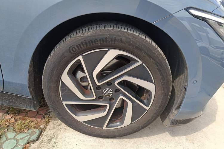 Used Volkswagen ID.7 VIZZION 2024 First Edition Right Front Wheel Hub