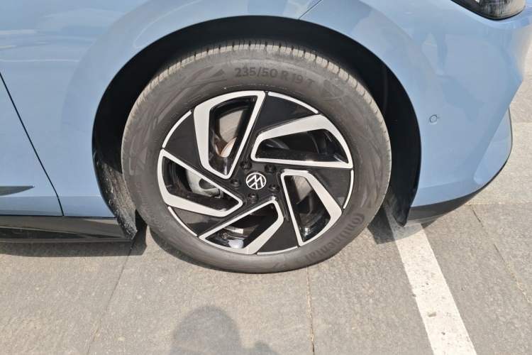 Used Volkswagen ID.7 VIZZION 2024 PRO Model Right Front Wheel Hub