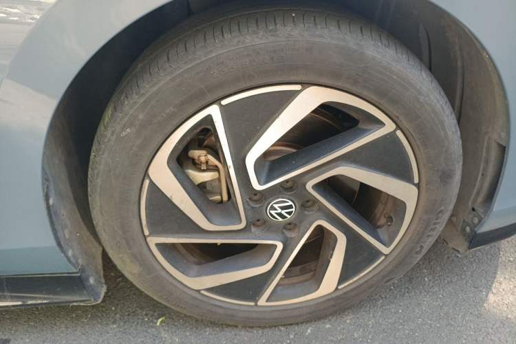 Used Volkswagen ID.7 VIZZION 2024 PRO Model Right Front Wheel Hub