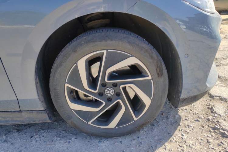 Used Volkswagen ID.7 VIZZION 2024 First Edition Right Front Wheel Hub
