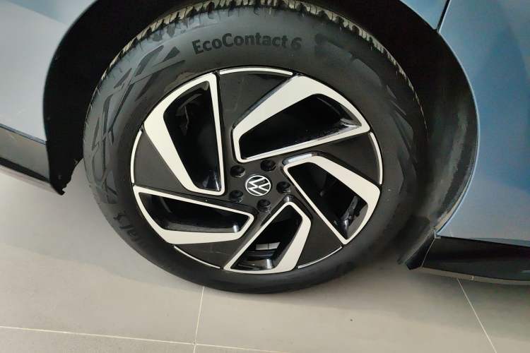 Used Volkswagen ID.7 VIZZION 2024 First Edition Right Rear Wheel Hub