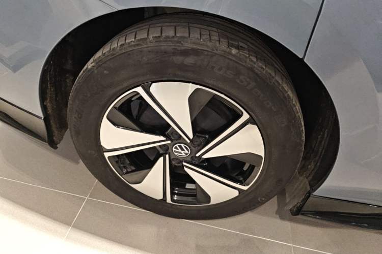 Used Volkswagen ID.7 VIZZION 2024 AIR model Right Rear Wheel Hub