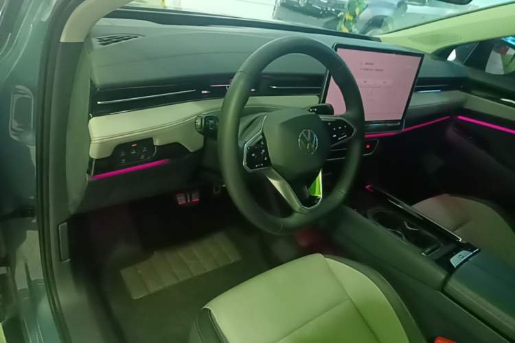Used Volkswagen ID.7 VIZZION 2024 AIR model Center Console