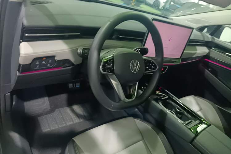 Used Volkswagen ID.7 VIZZION 2024 AIR model Center Console