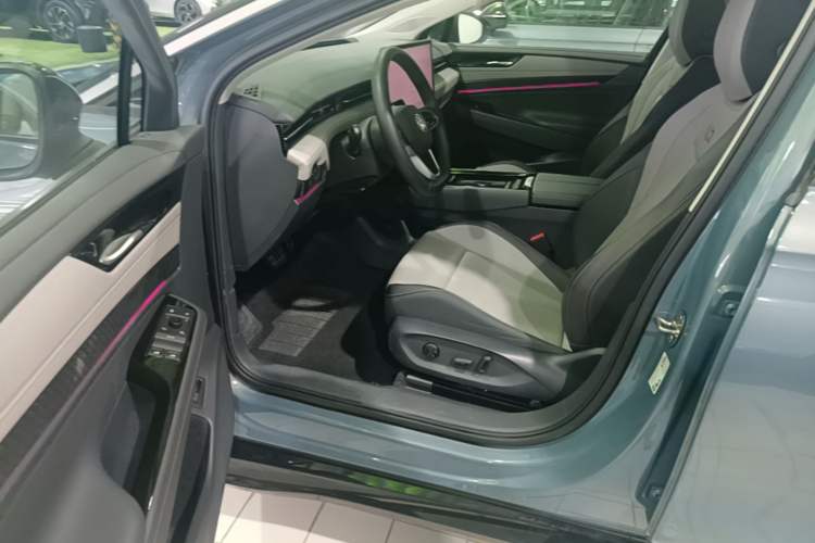 Used Volkswagen ID.7 VIZZION 2024 AIR model Driver Seat