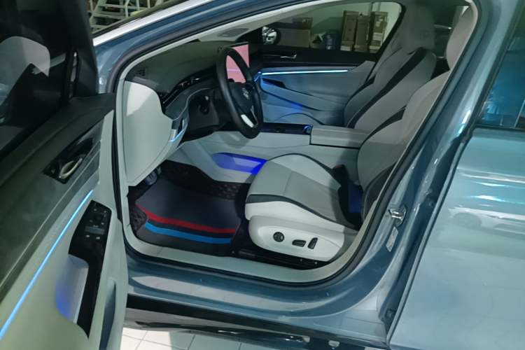 Used Volkswagen ID.7 VIZZION 2024 First Edition Left Front Seat
