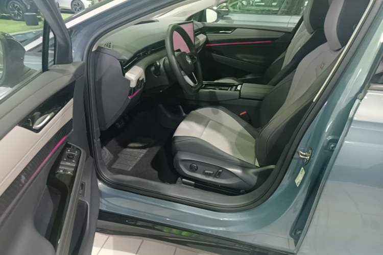 Used Volkswagen ID.7 VIZZION 2024 AIR model Left Front Seat