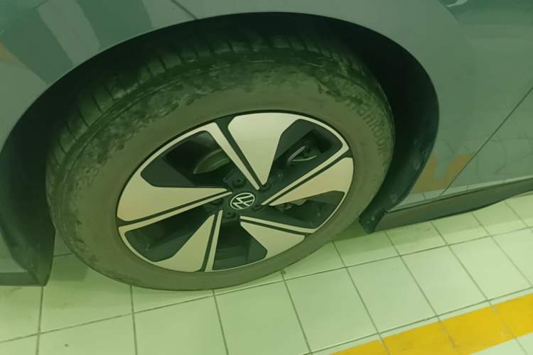 Used Volkswagen ID.7 VIZZION 2024 AIR model Left Front Wheel Hub