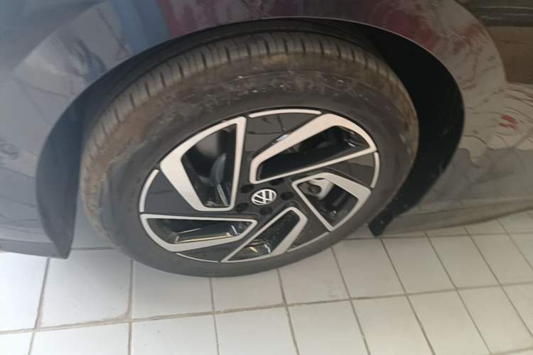 Used Volkswagen ID.7 VIZZION 2024 PRO Model Left Front Wheel Hub