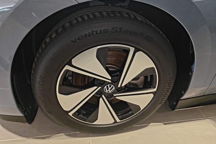 Used Volkswagen ID.7 VIZZION 2024 AIR model Left Front Wheel Hub