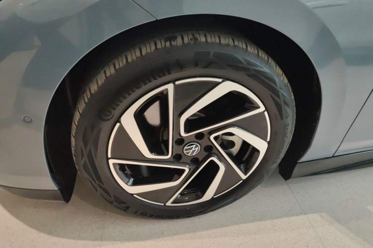 Used Volkswagen ID.7 VIZZION 2024 PRO Model Left Front Wheel Hub