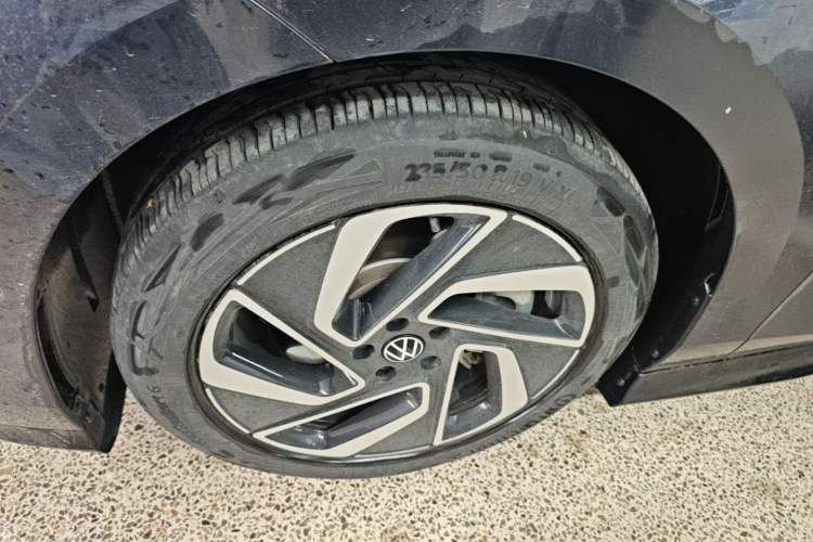 Used Volkswagen ID.7 VIZZION 2024 First Edition Left Front Wheel Hub