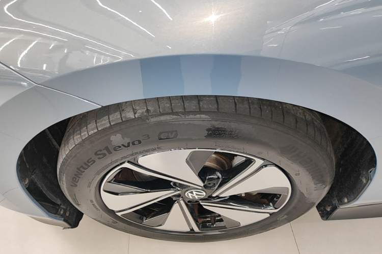 Used Volkswagen ID.7 VIZZION 2024 AIR model Left Front Wheel Hub