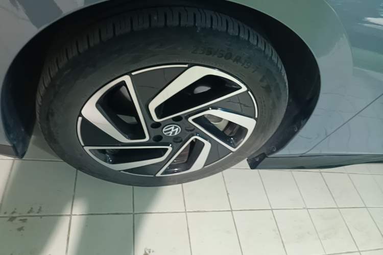 Used Volkswagen ID.7 VIZZION 2024 First Edition Left Front Wheel Hub