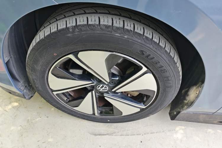 Used Volkswagen ID.7 VIZZION 2024 AIR model Left Front Wheel Hub