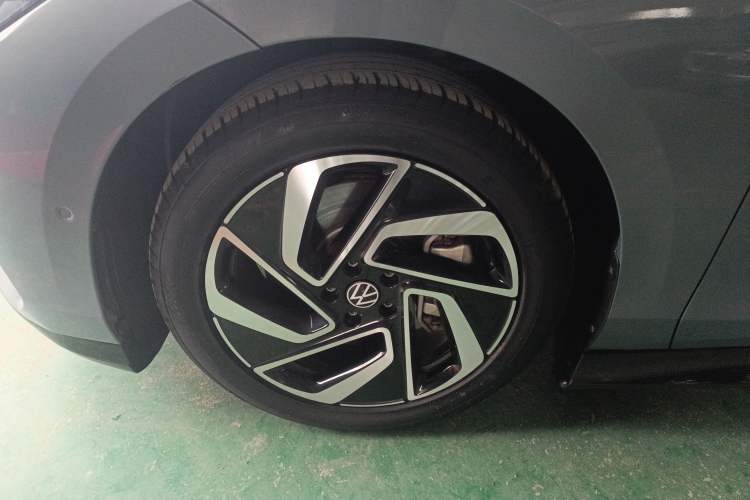 Used Volkswagen ID.7 VIZZION 2024 First Edition Left Front Wheel Hub