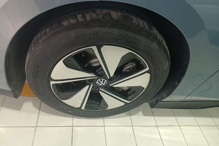 Used Volkswagen ID.7 VIZZION 2024 AIR model Left Front Wheel Hub