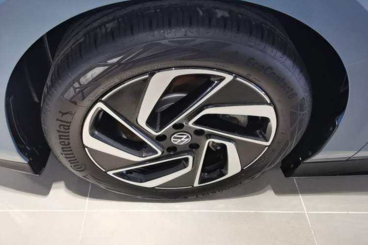 Used Volkswagen ID.7 VIZZION 2024 First Edition Left Front Wheel Hub