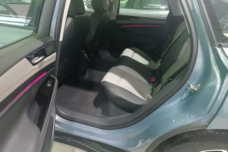 Used Volkswagen ID.7 VIZZION 2024 AIR model Left Rear Seat