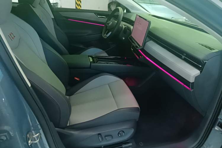 Used Volkswagen ID.7 VIZZION 2024 AIR model Right Front Seat