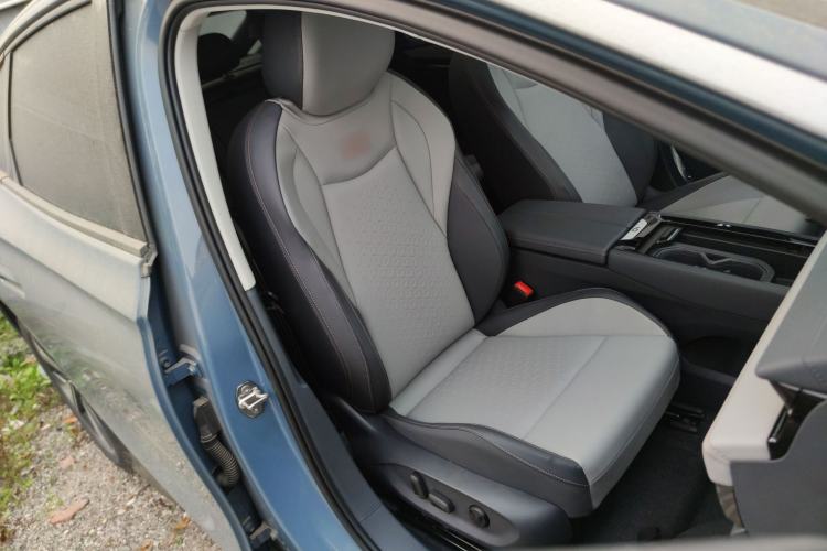 Used Volkswagen ID.7 VIZZION 2024 AIR model Right Front Seat