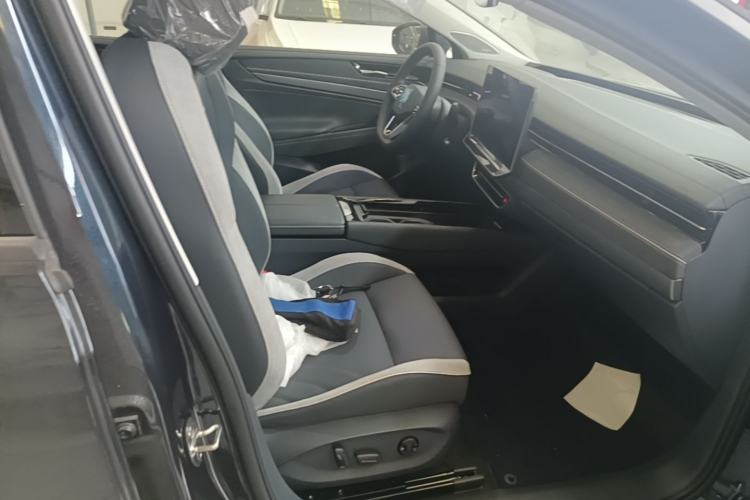 Used Volkswagen ID.7 VIZZION 2024 PRO Model Right Front Seat
