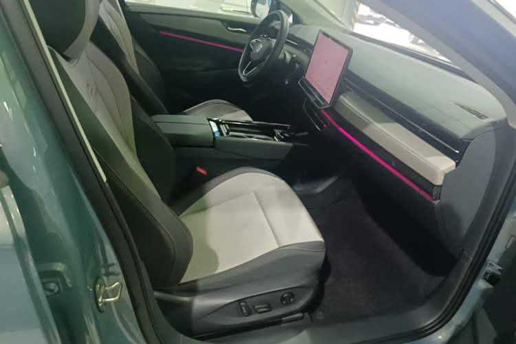 Used Volkswagen ID.7 VIZZION 2024 AIR model Right Front Seat