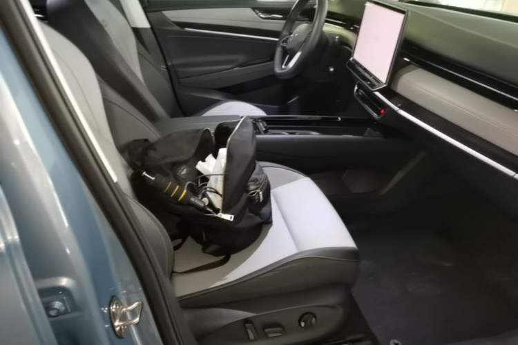 Used Volkswagen ID.7 VIZZION 2024 AIR model Right Front Seat