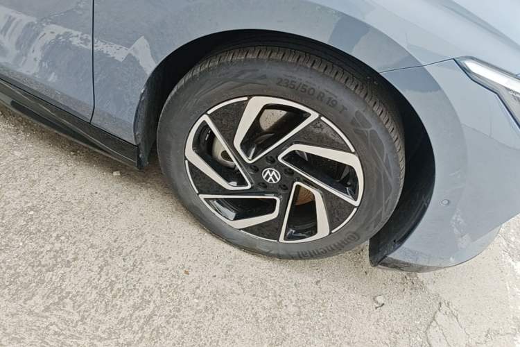Used Volkswagen ID.7 VIZZION 2024 PRO Model Right Front Wheel Hub
