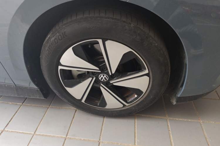 Used Volkswagen ID.7 VIZZION 2024 AIR model Right Front Wheel Hub