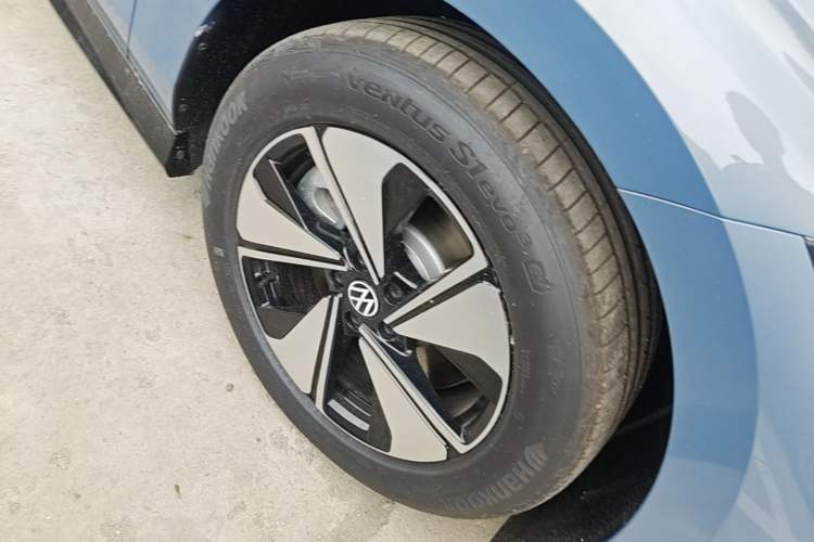Used Volkswagen ID.7 VIZZION 2024 AIR model Right Front Wheel Hub