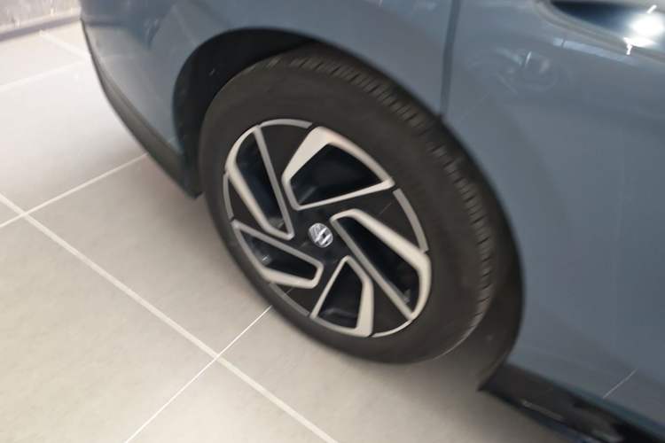 Used Volkswagen ID.7 VIZZION 2024 PRO Model Right Rear Wheel Hub