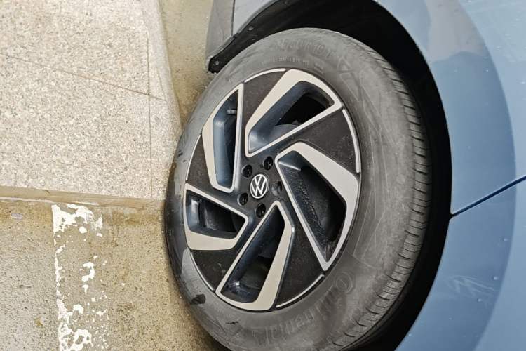 Used Volkswagen ID.7 VIZZION 2024 First Edition Right Rear Wheel Hub