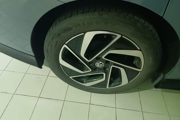 Used Volkswagen ID.7 VIZZION 2024 First Edition Right Rear Wheel Hub