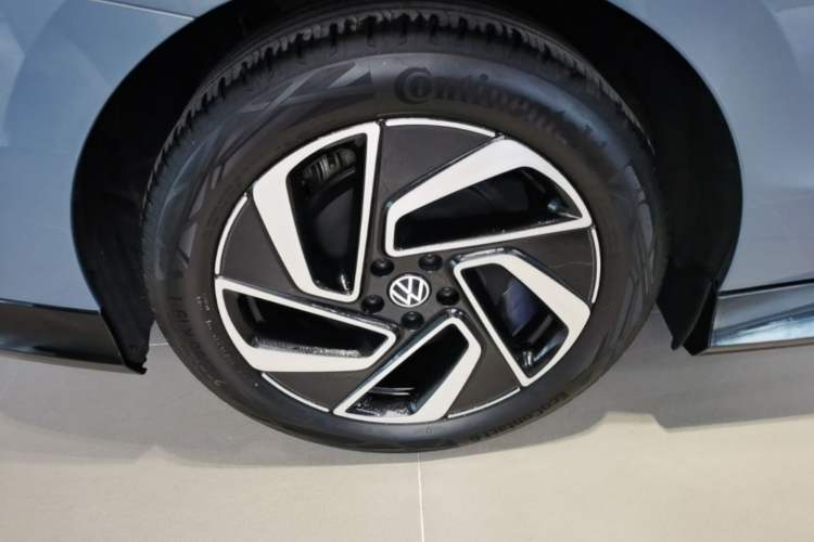 Used Volkswagen ID.7 VIZZION 2024 First Edition Right Rear Wheel Hub