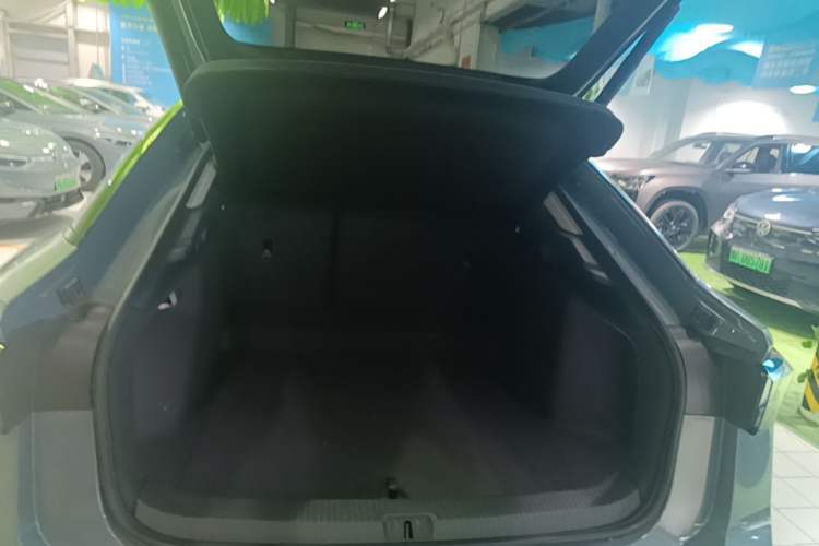 Used Volkswagen ID.7 VIZZION 2024 AIR model Trunk