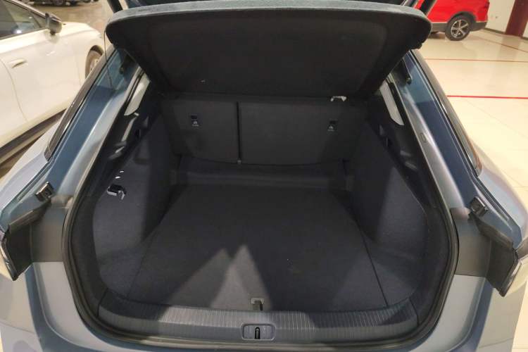 Used Volkswagen ID.7 VIZZION 2024 AIR model Trunk