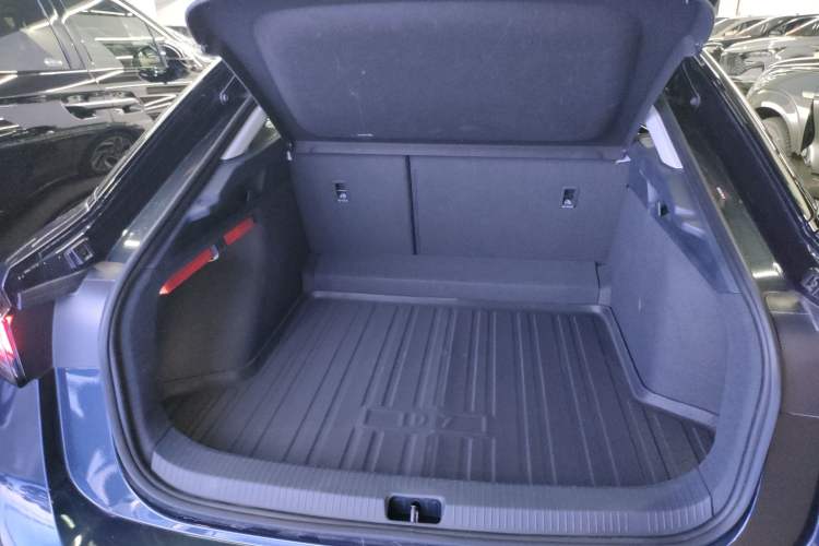 Used Volkswagen ID.7 VIZZION 2024 PRO Model Trunk