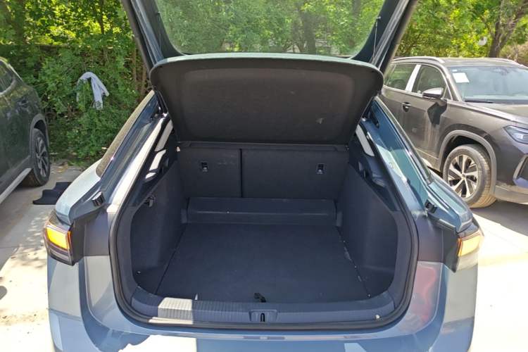 Used Volkswagen ID.7 VIZZION 2024 AIR model Trunk