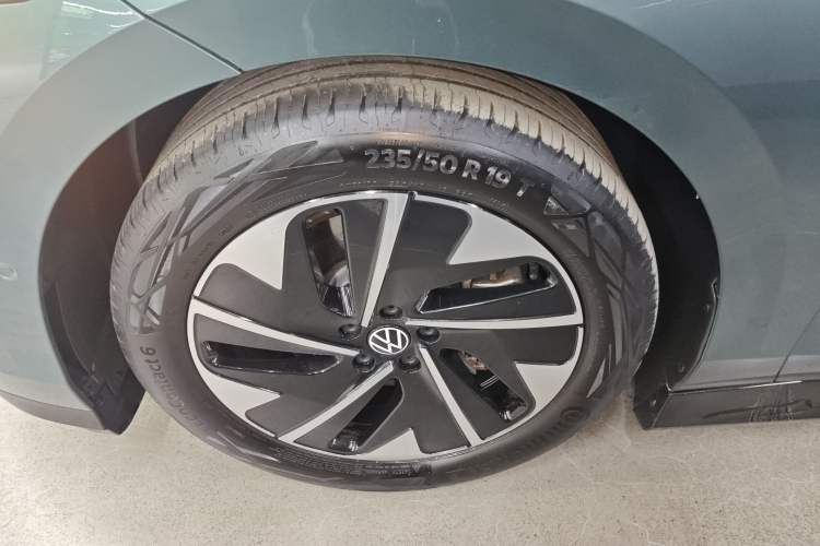 Used Volkswagen ID.7 VIZZION 2024 PRO Model Left Front Wheel Hub