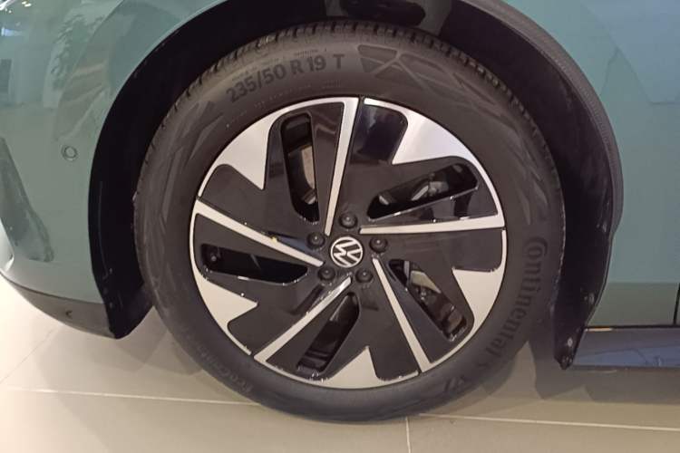 Used Volkswagen ID.7 VIZZION 2024 First Edition Left Front Wheel Hub