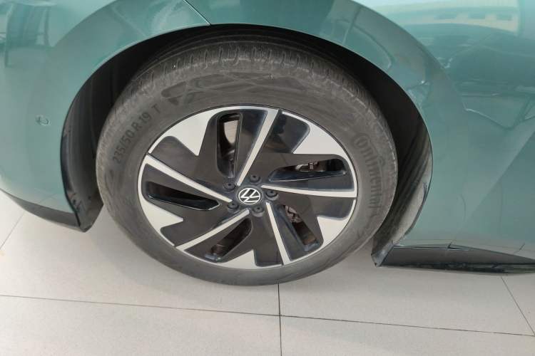 Used Volkswagen ID.7 VIZZION 2024 PRO Model Left Front Wheel Hub