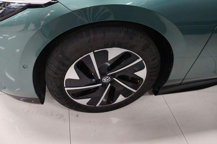 Used Volkswagen ID.7 VIZZION 2024 First Edition Left Front Wheel Hub